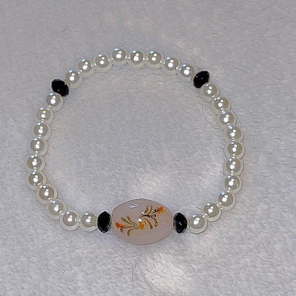 Nice bracelet. Handmade, nice center surrounded by pearl beads on both sides. - Picture 2 of 2